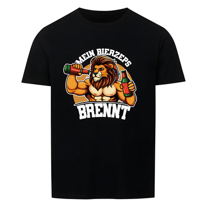 Schwarzes T-Shirt mit Rundhalsausschnitt. Auf der Vorderseite ist ein stilisierter, muskulöser Löwe mit Bier in den Händen abgebildet, umgeben vom Schriftzug "MEIN BIERZEPS BRENNT" in geschwungener Schrift.
