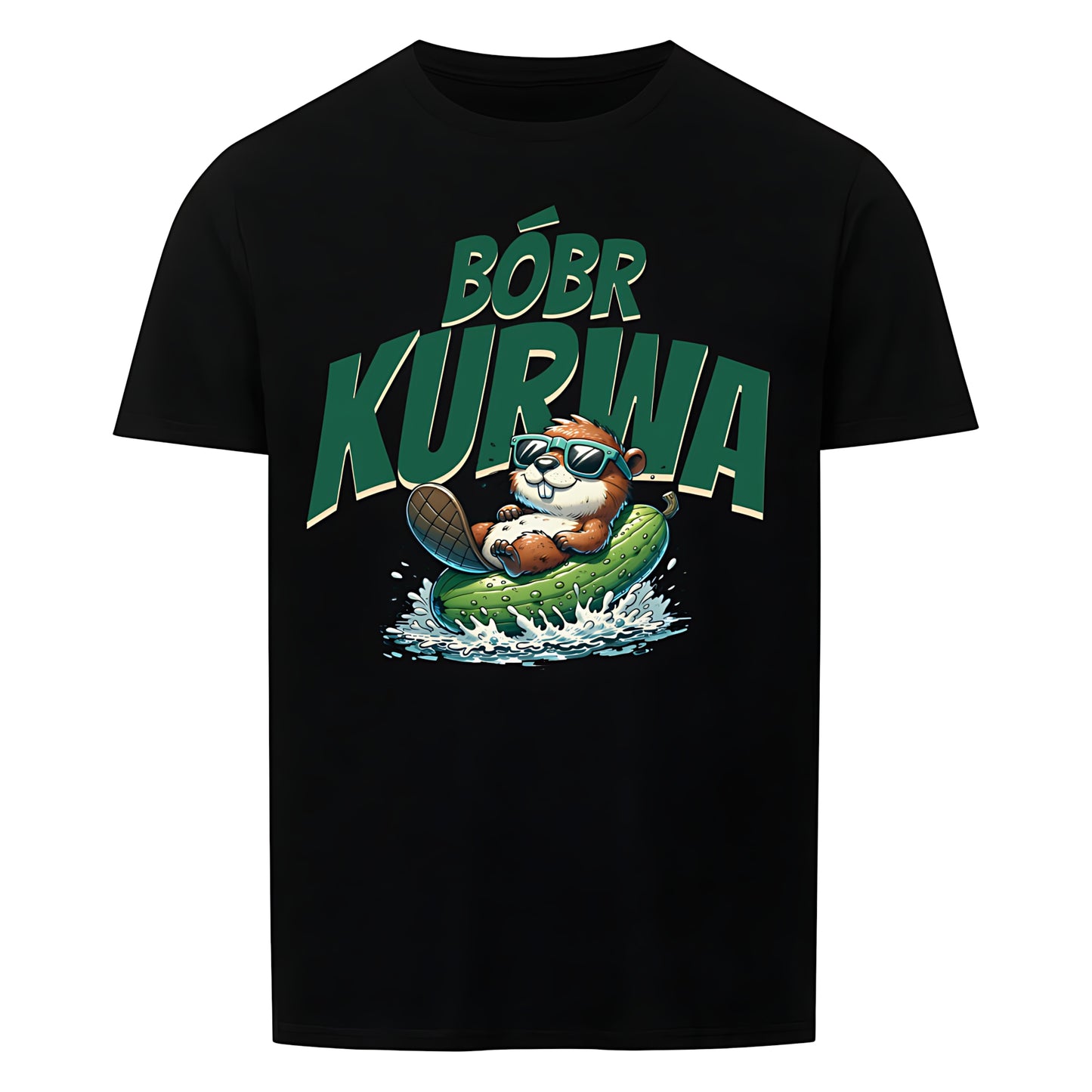 Schwarzes T-Shirt mit Rundhalsausschnitt. Auf der Vorderseite ist ein stilisierter, brauner Biber mit Sonnenbrille abgebildet, der auf einer gruenen Gurke reitet. Über dem Biber steht der polnische Text "BÓBR K*RWA" in gruenen Buchstaben.