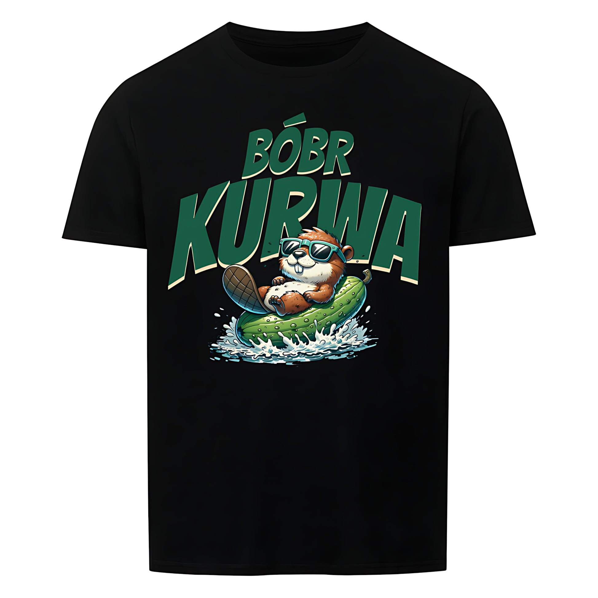 Schwarzes T-Shirt mit Rundhalsausschnitt. Auf der Vorderseite ist ein stilisierter, brauner Biber mit Sonnenbrille abgebildet, der auf einer gruenen Gurke reitet. Über dem Biber steht der polnische Text "BÓBR K*RWA" in gruenen Buchstaben.