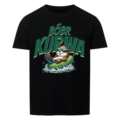 Schwarzes T-Shirt mit Rundhalsausschnitt. Auf der Vorderseite ist ein stilisierter, brauner Biber mit Sonnenbrille abgebildet, der auf einer gruenen Gurke reitet. Über dem Biber steht der polnische Text "BÓBR K*RWA" in gruenen Buchstaben.