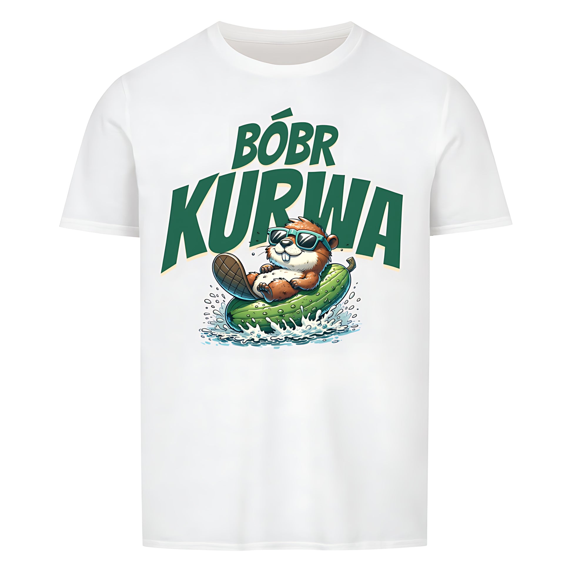 Weisses T-Shirt mit Rundhalsausschnitt. Auf der Vorderseite ist ein stilisierter, brauner Biber mit Sonnenbrille abgebildet, der auf einer gruenen Gurke reitet. Über dem Biber steht der polnische Text "BÓBR K*RWA" in gruenen Buchstaben.