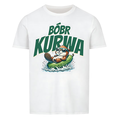 Weisses T-Shirt mit Rundhalsausschnitt. Auf der Vorderseite ist ein stilisierter, brauner Biber mit Sonnenbrille abgebildet, der auf einer gruenen Gurke reitet. Über dem Biber steht der polnische Text "BÓBR K*RWA" in gruenen Buchstaben.