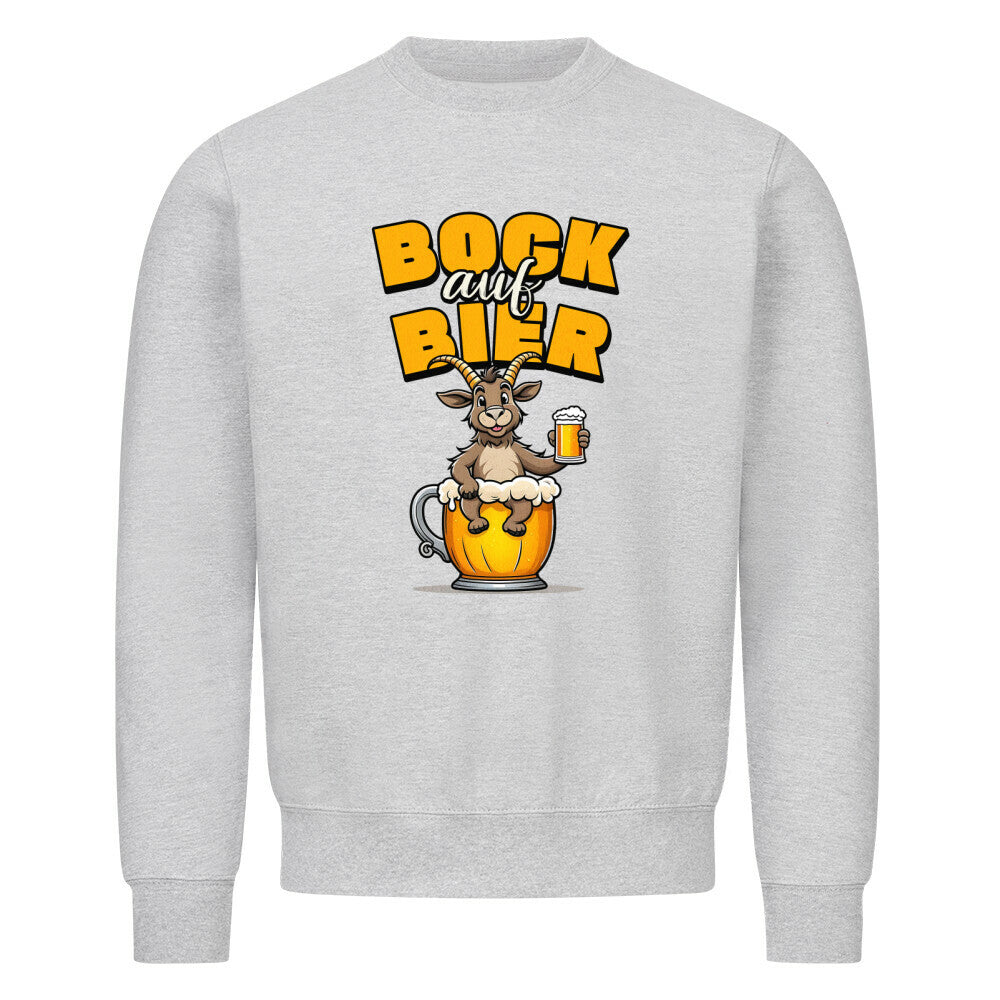 Grauer Sweater mit Rundhalsausschnitt. Auf der Vorderseite ist ein stilisierter, brauner Ziegenbock mit einem gelben Bierkrug in der Hand abgebildet. Der Bock sitzt in einer großen, goldenen Bierkrug-Silhouette. Über dem Bock steht der Schriftzug "BOCK auf BIER", wobei "BOCK" und "BIER" in gelber Farbe und "auf" in weißer Farbe dargestellt ist.