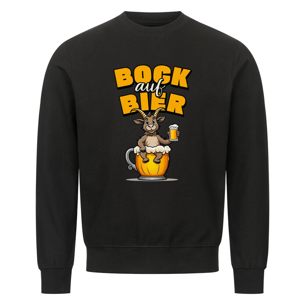Schwarzer Sweater mit Rundhalsausschnitt. Auf der Vorderseite ist ein stilisierter, brauner Ziegenbock mit einem gelben Bierkrug in der Hand abgebildet. Der Bock sitzt in einer großen, goldenen Bierkrug-Silhouette. Über dem Bock steht der Schriftzug "BOCK auf BIER", wobei "BOCK" und "BIER" in gelber Farbe und "auf" in weißer Farbe dargestellt ist.