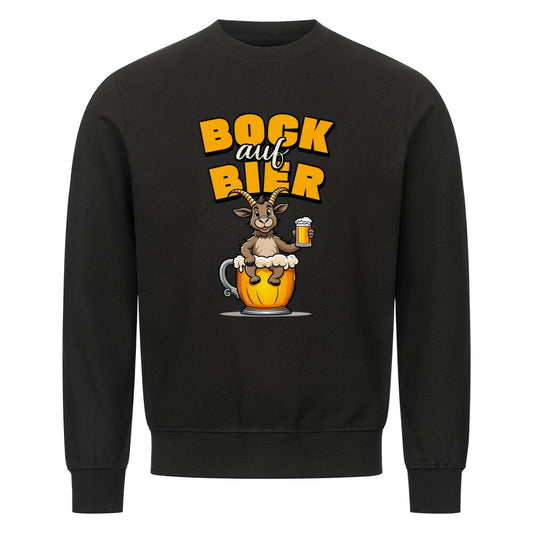 Schwarzer Sweater mit Rundhalsausschnitt. Auf der Vorderseite ist ein stilisierter, brauner Ziegenbock mit einem gelben Bierkrug in der Hand abgebildet. Der Bock sitzt in einer großen, goldenen Bierkrug-Silhouette. Über dem Bock steht der Schriftzug "BOCK auf BIER", wobei "BOCK" und "BIER" in gelber Farbe und "auf" in weißer Farbe dargestellt ist.