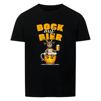 Schwarzes T-Shirt mit Rundhalsausschnitt. Auf der Vorderseite ist ein stilisierter, brauner Ziegenbock mit einem gelben Bierkrug in der Hand abgebildet. Der Bock sitzt in einer großen, goldenen Bierkrug-Silhouette. Über dem Bock steht der Schriftzug "BOCK auf BIER", wobei "BOCK" und "BIER" in gelber Farbe und "auf" in weißer Farbe dargestellt ist.