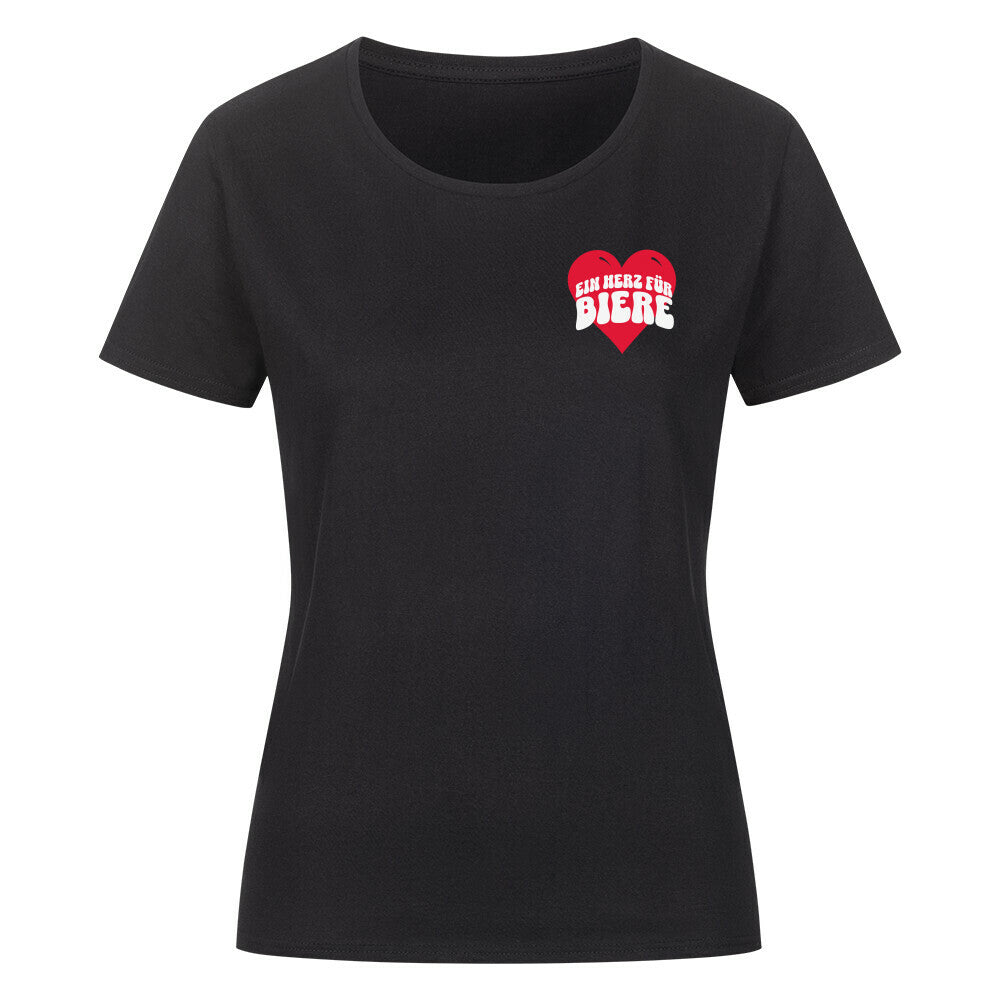 Schwarzes Damen T-Shirt mit einem roten Herz. Darauf steht in verspielten, weißen Buchstaben „EIN HERZ FÜR BIERE“. Das Design ist humorvoll und spielt auf die bekannte Redewendung „Ein Herz für …“ an, kombiniert mit einer Liebe zu Bier.