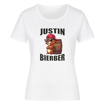 Weisses Damen T-Shirt mit humorvollem Design. In der Mitte ist ein cartoonartiger Biber mit Sonnenbrille und roter Basecap zu sehen, der vor einem Holzfass sitzt. Darüber steht in großen, Buchstaben „JUSTIN“, darunter „BIERBER“. Das Design spielt humorvoll auf den Namen „Justin Bieber“ an und kombiniert ihn mit „Bier“ und einem Biber.
