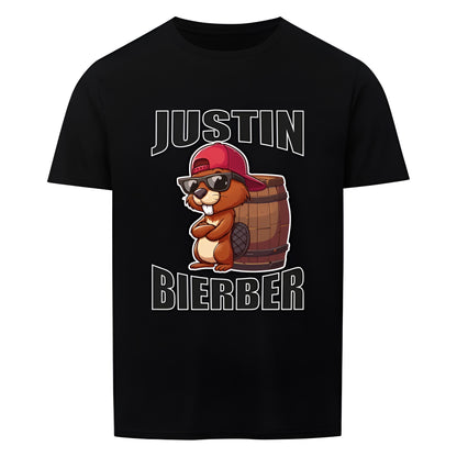 Schwarzes T-Shirt mit humorvollem Design. In der Mitte ist ein cartoonartiger Biber mit Sonnenbrille und roter Basecap zu sehen, der vor einem Holzfass sitzt. Darüber steht in großen, Buchstaben „JUSTIN“, darunter „BIERBER“. Das Design spielt humorvoll auf den Namen „Justin Bieber“ an und kombiniert ihn mit „Bier“ und einem Biber.
