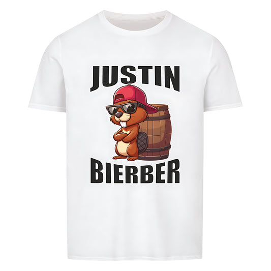 Weisses T-Shirt mit humorvollem Design. In der Mitte ist ein cartoonartiger Biber mit Sonnenbrille und roter Basecap zu sehen, der vor einem Holzfass sitzt. Darüber steht in großen, Buchstaben „JUSTIN“, darunter „BIERBER“. Das Design spielt humorvoll auf den Namen „Justin Bieber“ an und kombiniert ihn mit „Bier“ und einem Biber.