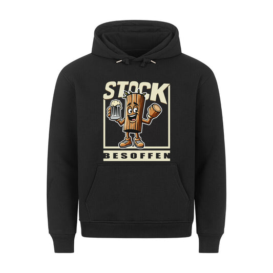 Schwarzer Hoodie mit einem humorvollen Design. In der Mitte ist eine cartoonartige Holzfigur mit Armen, Beinen und einem fröhlichen Gesicht zu sehen. Sie hält ein Bierglas in der einen Hand und ein abgesägtes Stück Holz in der anderen. Darüber steht in großen, beigen Buchstaben „STOCK“, darunter „BESOFFEN“. Das Wortspiel kombiniert „Stock“ (Holzstück) mit „stark besoffen“ und sorgt für einen witzigen Effekt.