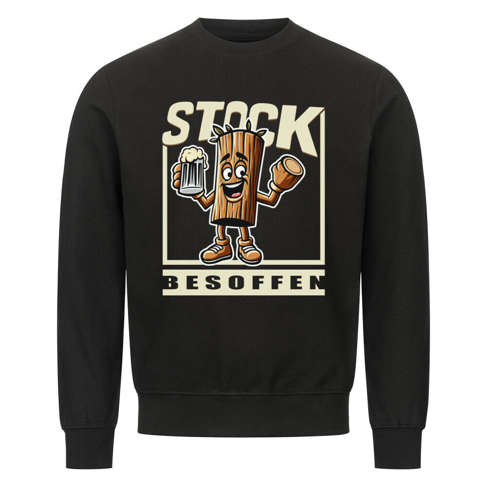 Schwarzer Sweater mit einem humorvollen Design. In der Mitte ist eine cartoonartige Holzfigur mit Armen, Beinen und einem fröhlichen Gesicht zu sehen. Sie hält ein Bierglas in der einen Hand und ein abgesägtes Stück Holz in der anderen. Darüber steht in großen, beigen Buchstaben „STOCK“, darunter „BESOFFEN“. Das Wortspiel kombiniert „Stock“ (Holzstück) mit „stark besoffen“ und sorgt für einen witzigen Effekt.