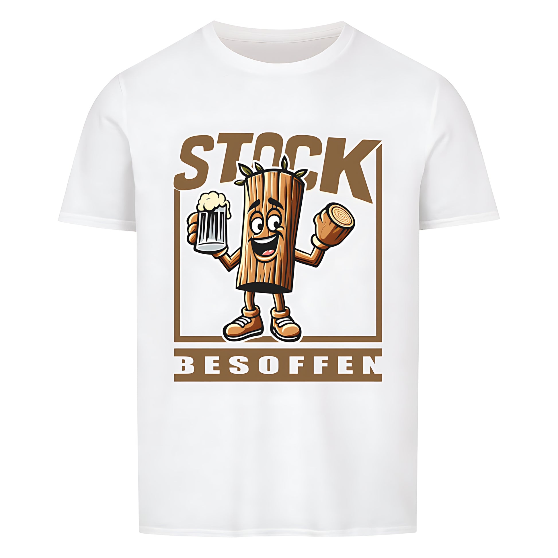 Weisses T-Shirt mit einem humorvollen Design. In der Mitte ist eine cartoonartige Holzfigur mit Armen, Beinen und einem fröhlichen Gesicht zu sehen. Sie hält ein Bierglas in der einen Hand und ein abgesägtes Stück Holz in der anderen. Darüber steht in großen, beigen Buchstaben „STOCK“, darunter „BESOFFEN“. Das Wortspiel kombiniert „Stock“ (Holzstück) mit „stark besoffen“ und sorgt für einen witzigen Effekt.
