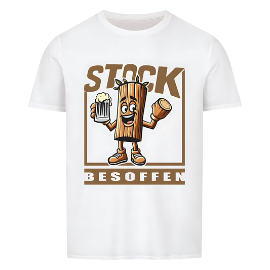 Weisses T-Shirt mit einem humorvollen Design. In der Mitte ist eine cartoonartige Holzfigur mit Armen, Beinen und einem fröhlichen Gesicht zu sehen. Sie hält ein Bierglas in der einen Hand und ein abgesägtes Stück Holz in der anderen. Darüber steht in großen, beigen Buchstaben „STOCK“, darunter „BESOFFEN“. Das Wortspiel kombiniert „Stock“ (Holzstück) mit „stark besoffen“ und sorgt für einen witzigen Effekt.