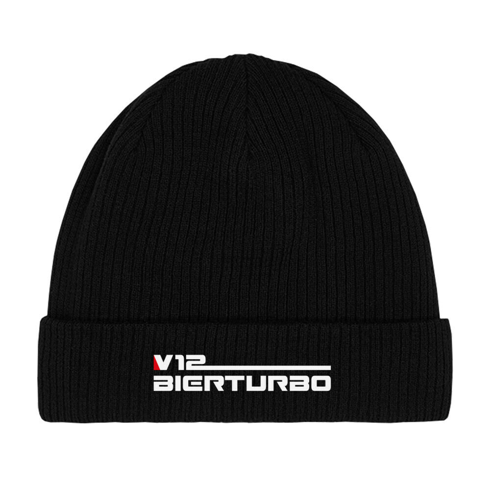 Schwarzer Beanie. Auf der Vorderseite befindet sich der Schriftzug "V12 BIERTURBO" in einer Kombination aus weisser und roter Farbe. Der Schriftzug ist horizontal angeordnet und zentriert.