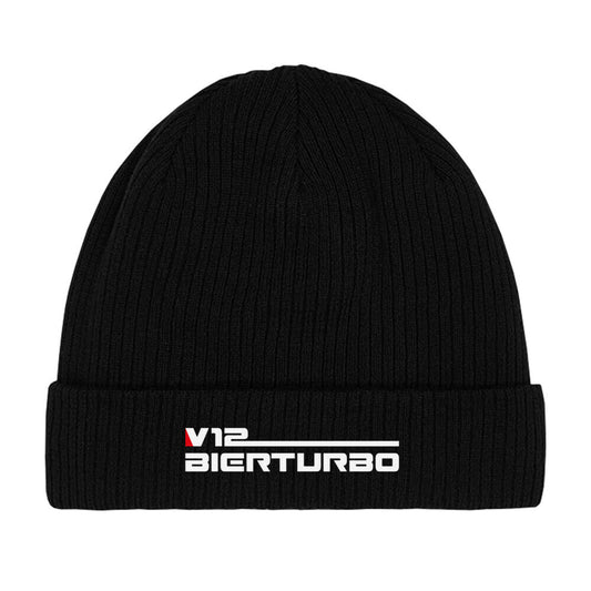 Schwarzer Beanie. Auf der Vorderseite befindet sich der Schriftzug "V12 BIERTURBO" in einer Kombination aus weisser und roter Farbe. Der Schriftzug ist horizontal angeordnet und zentriert.